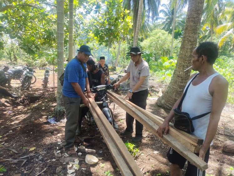 Polsek Pulau Burung Salurkan Bahan Bangunan untuk Rumah Tak Layak Huni