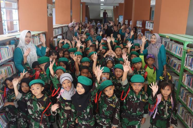 Tumbuhkan Minat Baca Sejak Usia Dini, Tentara Cilik TK Kartika 1-52 Tembilahan Serbu Kantor Perpustakaan dan kearsipan 