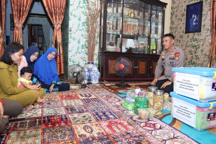 Kapolres Inhil Beri Santunan kepada Keluarga Korban Kecelakaan Speedboat Evelyn Calisca 