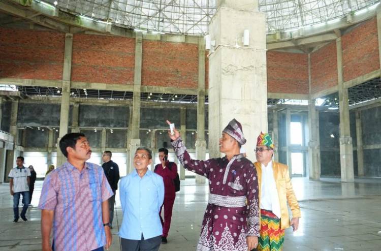 Pj Bupati Inhil Tinjau Pembangunan Masjid Islamic Center Yang Sudah Puluhan Tahun Tebengkalai, Ini Komentarnya