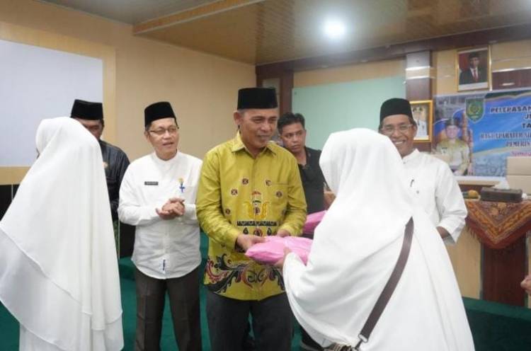 Pj Bupati Inhil Herman Lepas 85 Orang JCH Anggota Korpri Dan Pensiunan Lingukungan Pemkab Inhil