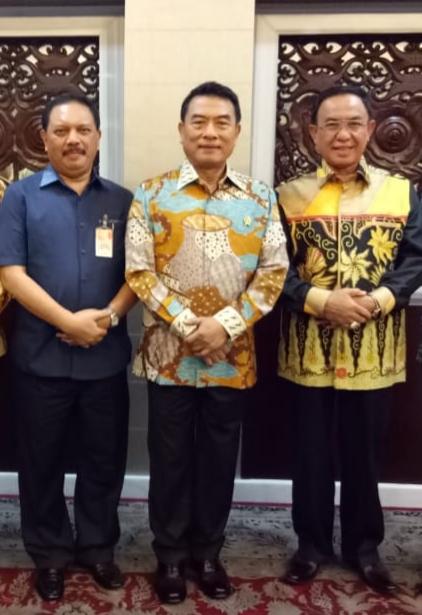 Mewakili KOPEK,  Bupati Inhil Sampaikan Permasalahan Kelapa Kepada Kepala Staf Presiden RI