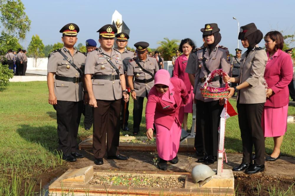 Rangkaian HUT Bhayangkara ke-73, Kapolres Inhil Beserta Rombongan Ziarah ke Makam Pahlawan 