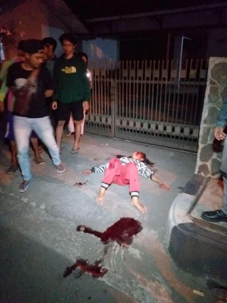 MABUK DAN UGAL-UGALAN,DUA SEPEDA MOTOR HANTAM TROTOAR