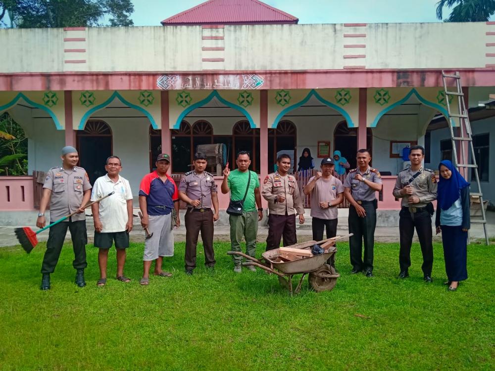 Sambut HUT Bhayangkara Ke 73, Polsek Rupat Laksanakan Bakti Religi Bersihkan Tempat Ibadah   