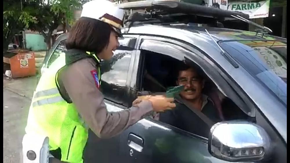 Satlantas Polres Kampar Bagikan Kopi Hangat untuk Pengendara Saat pulang Mudik