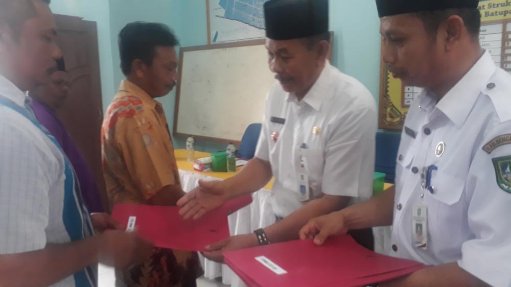 Lurah Zahidin Mengukuhkan RT/RW  se-Kelurahan Batupanjang