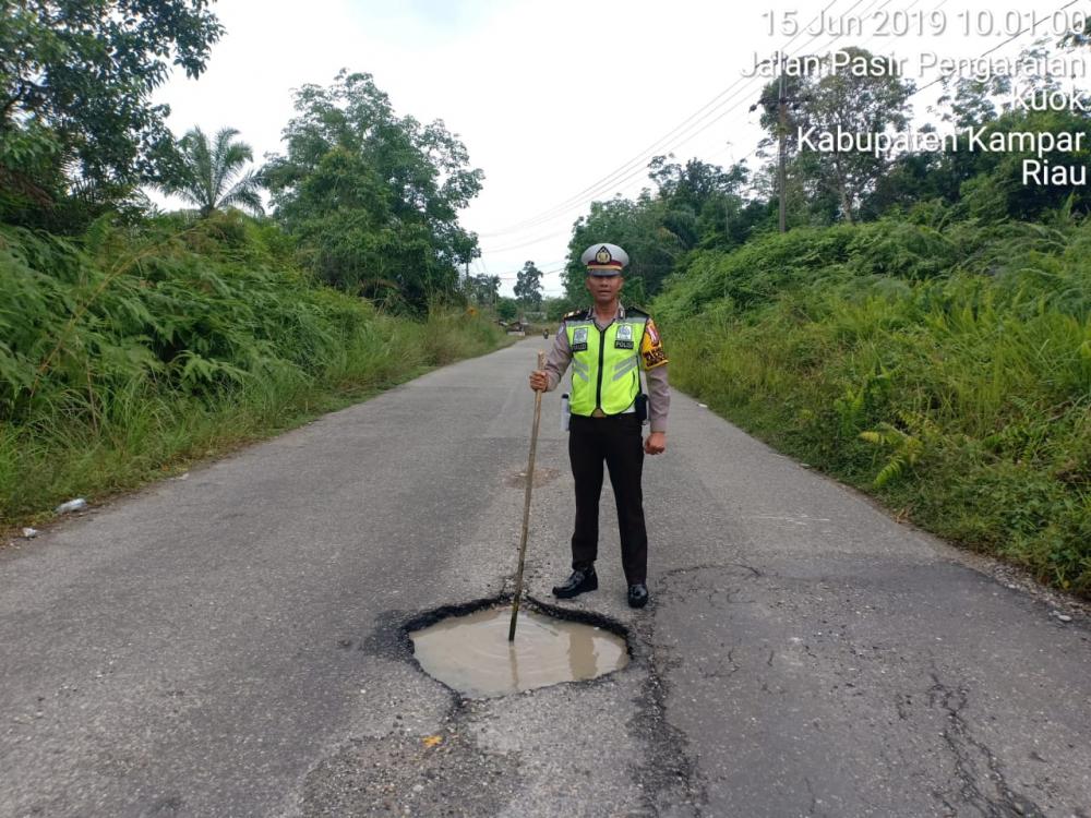 Kasat Lantas Polres Kampar Lakukan Survei Jalan Rusak di Wilayah Hukum Polres Kampar