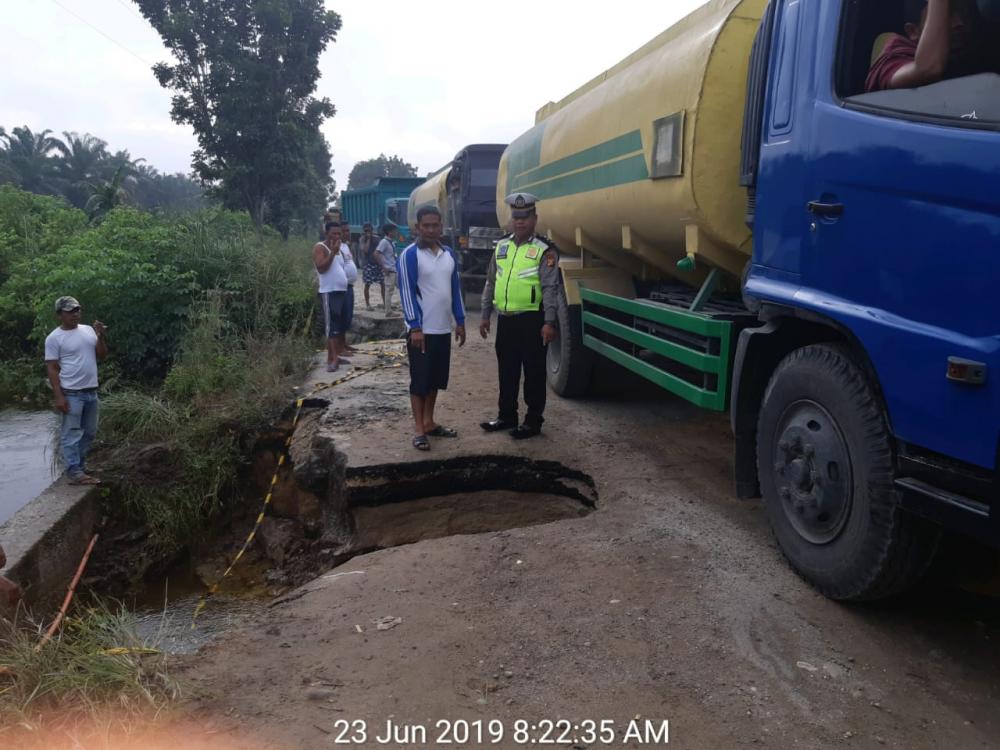 Jalan Lintas Petapahan Km 46 Rusak Berat, Kendaraan Berat Lewat Jalan Alternatif