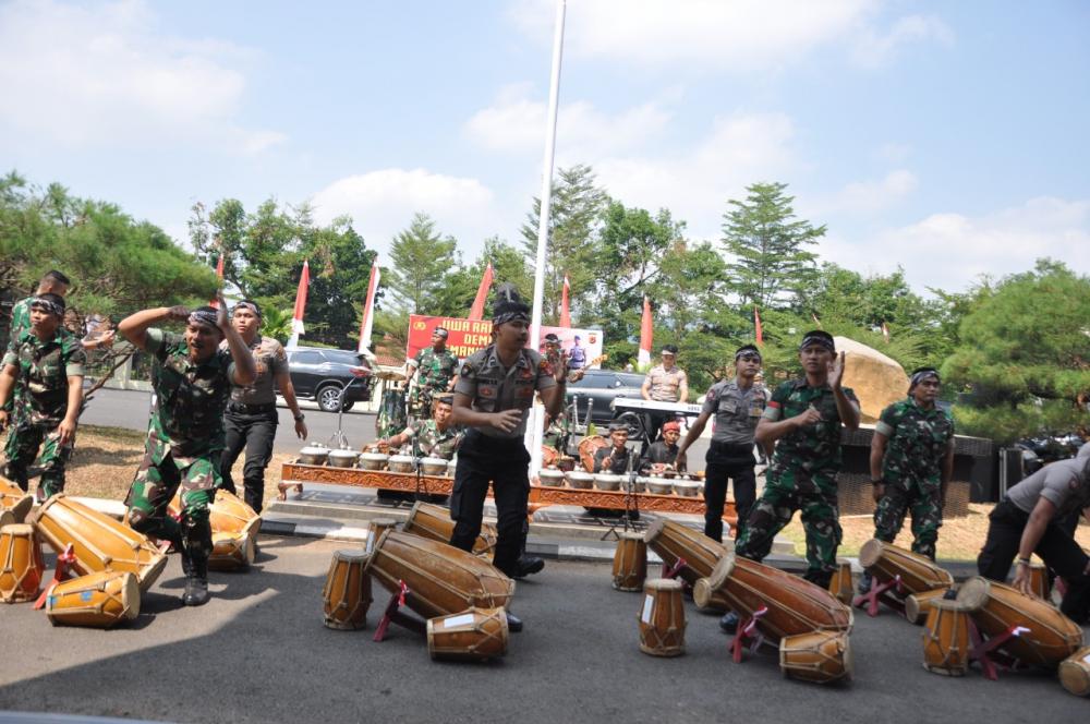 Kunjungan Kapolda Jabar di Banjar disambut dengan Rampak Gendang Personil TNI dan Polri.