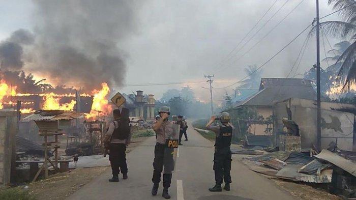 Dipicu Konvoi Motor Knalpot Racing, Dua Desa Bentrok saat Lebaran Puluhan Rumah Dibakar