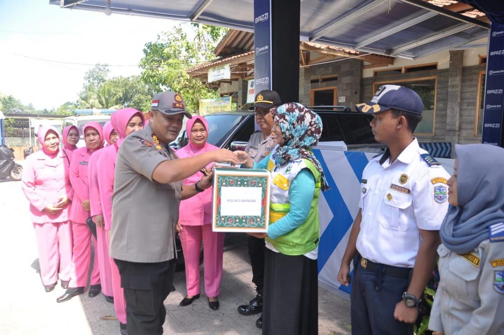 Kapolres Banjar bersama Ketua Bhayangkari bagikan bingkisan kepada personel Pospam dan Posyan