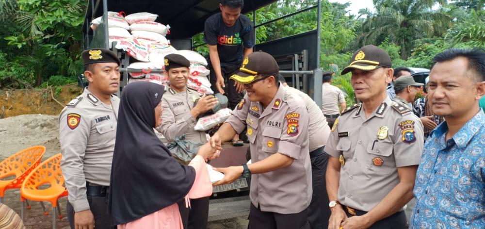 HUT Polri Ke - 73, Polres Rohil 300 Paket Sembako Kepada Warga Kurang Beruntung 