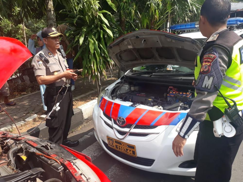 Tim Terpadu Dipimpin Kabagops Polres Banjar Membantu Mobil Pemudik yang Mogok