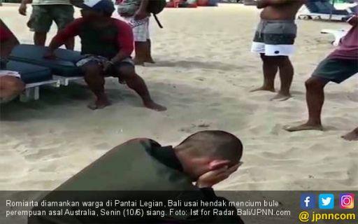 Heboh! Pemuda Ini Diduga Mencium Paksa Bule Perempuan