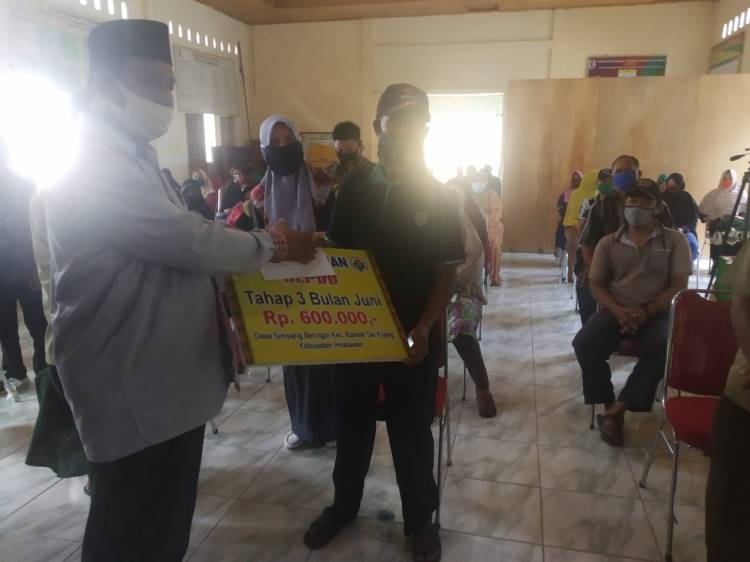 Bupati Pelalawan Serahkan Secara Simbolis BLT DD Tahap III Desa Simpang Beringin 