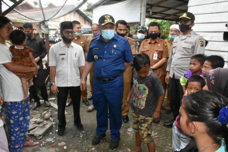 Bupati Kampar Kembali Serahkan BLT DD dan Sisir Masyarakat Miskin
