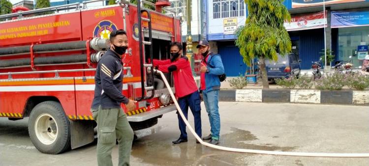 DPKP Inhil bersama desperindag inhil Lakukan penyemprotan disinfektan serentak di tiga lokasi  pasar