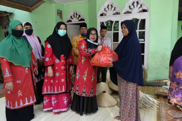 Terdampak akibat Covid-19, Dekranasda Kampar lakukan Pembinaan Industri Kecil Menengah (IKM).