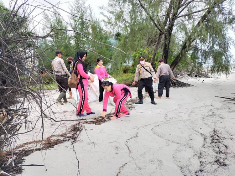 HUT Bhayangkara ke 74 ,Bhayangkari Polsek Rupat Utara Bersih-Bersih Sampah di Pantai Beting Aceh