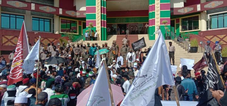 Demo di DPRD Riau, Ratusan Massa Aliansi Masyarakat Riau Menolak RUU HIP