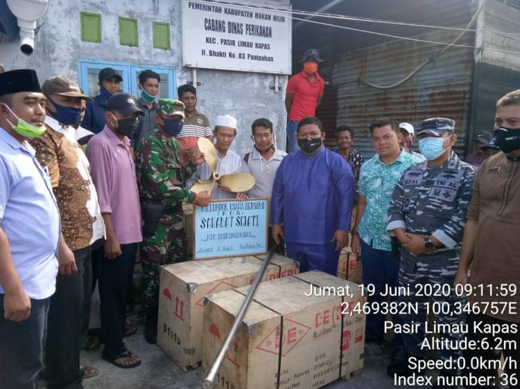 Danposramil Panipahan Dampingi Kadis Perikanan Serahkan Bantuan Kepada Nelayan