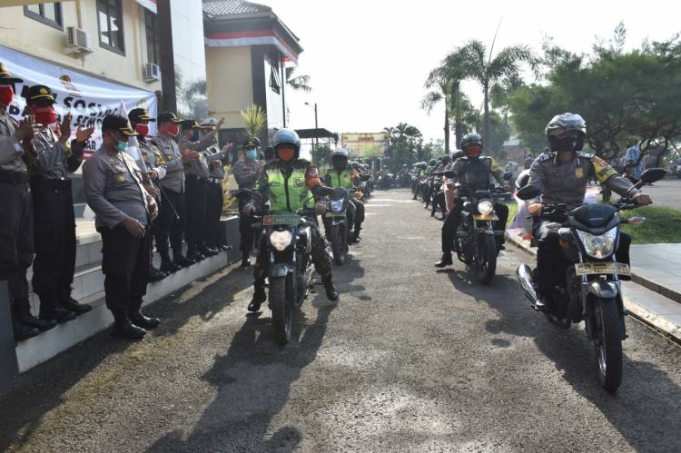 Sinergi TNI Polri Bagikan Sembako Dalam Rangka Hari Bhayangkara Ke 74