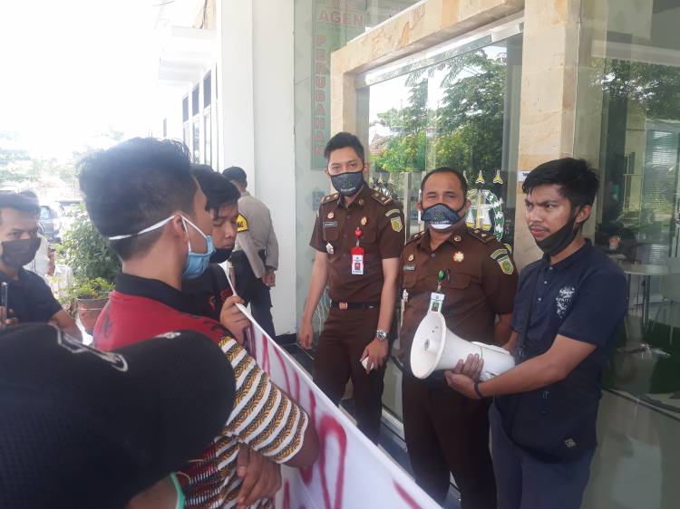 Aliansi Mahasiswa peduli Kampar (AMPEK) Menyampaikan Aspirasi di Dinas Kesehatan dan Kejaksaan