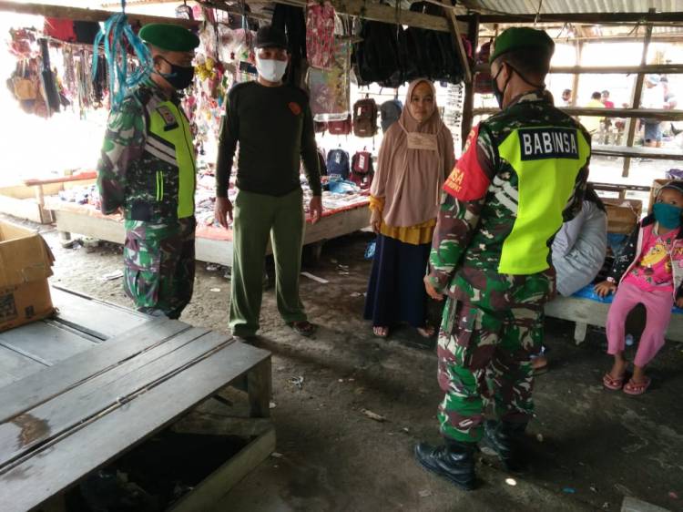 Terapkan Disiplin Protokol Kesehatan, Babinsa Koramil 05/Rupat Datangi Tempat Keramaian