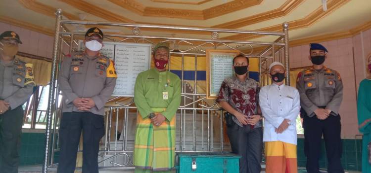 Ziarah Ke Makam Tuan Guru Sapat  Ahli Waris Syekh Abdurahman Siddiq Sambut Kapolres