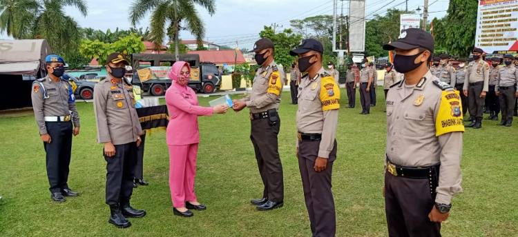 Ketua Bhayangkari Riau Berikan 262 Pasang Face Shield dan Sarung Tangan Untuk Bhabinkamtibmas di Kampar