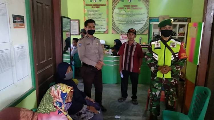 Babinsa Koramil 05/ Rupat Kodim 03 03 /Bengkalis Dampingi Kelurahan Salurkan BLT