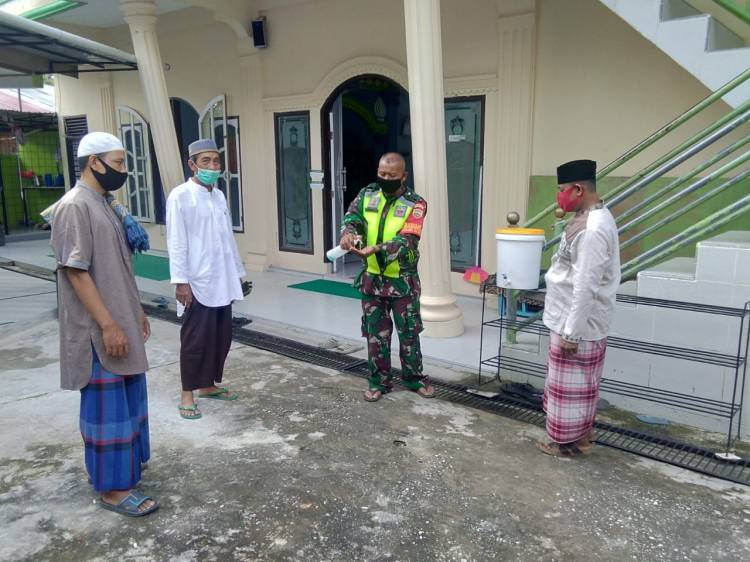 Anggota Koramil 05/ Rupat Sosialisasikan Protokol Kesehatan di Tempat Ibadah  