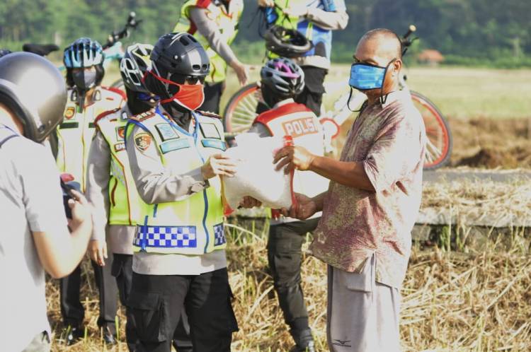 Kapolres Banjar Patroli Menggunakan Sepeda Menelusuri Jalan Area Persawahan