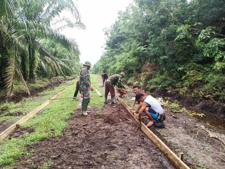 TNI bersama Masyarakat gotong-royong dalam TMMD ke 108 di Desa Tamiang