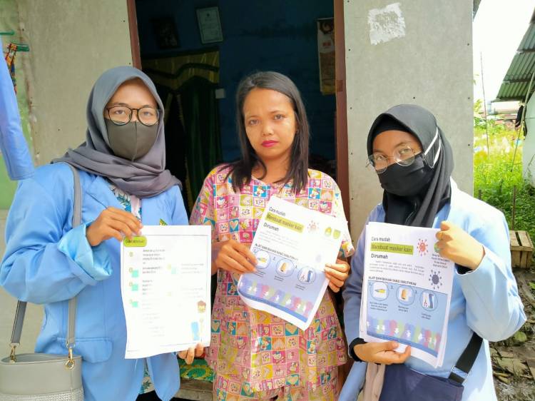 Mahasiswa KKN UR Edukasi Masyarakat Tembilahan Membuat Masker Dari Kain.