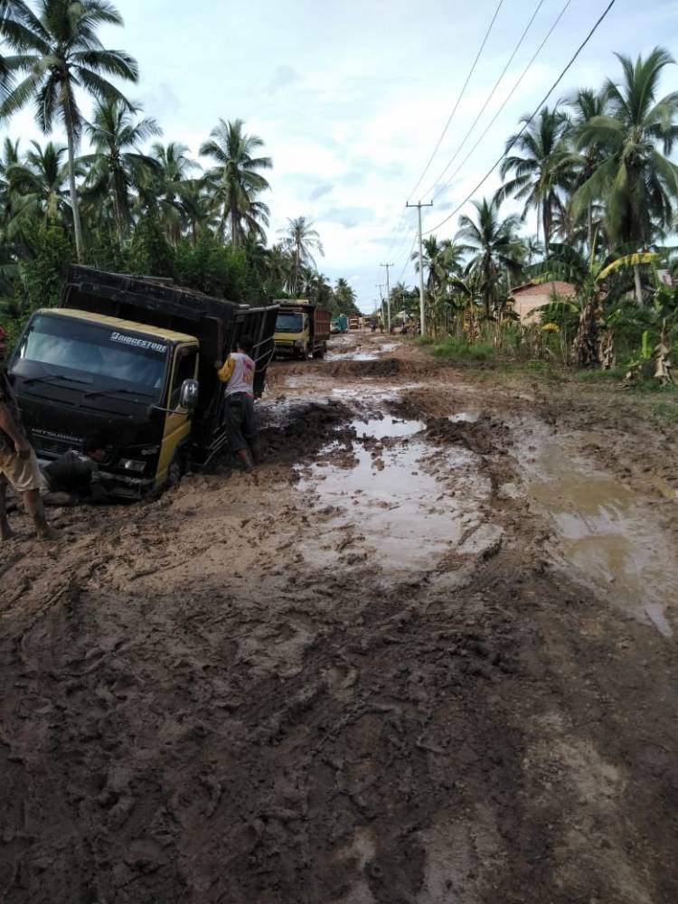 Jalan Lintas Keritang Kemuning Rusak parah Banyak Truk pengangkut hasil pertanian Terguling