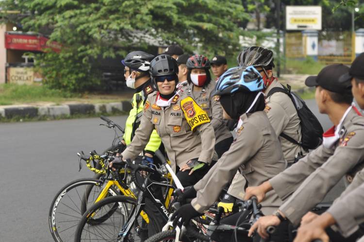 Kapolres Banjar  patroli menggunakan sepeda. 