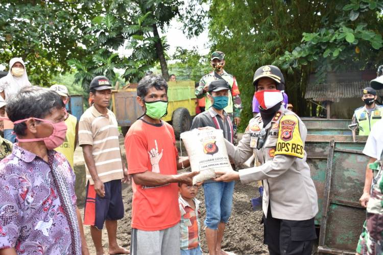 Pakai Perahu Karet Polres Banjar Bagikan 130 Paket Bantuan Sosial Bagi Penambang Disepanjang Sungai Cijolang 