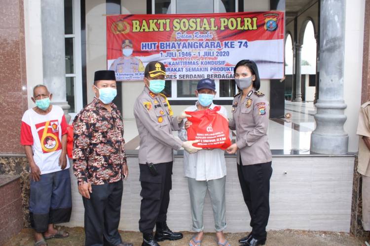 Sambut HUT Bhayangkara Ke-74, Kapolres Sergai Bagikan Sembako Dalam Menyonsong New Normal