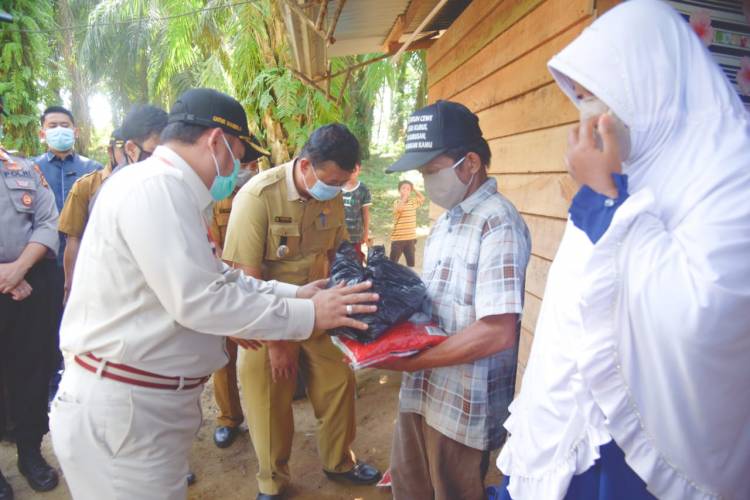 Bupati Kampar Berikan  Bantuan Pada Masyarakat Yang Terdampak Covid 19
