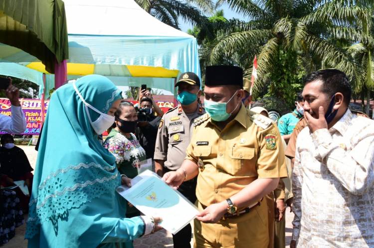 Bupati Kampar Serahkan sertifikat tanah program Tora tahun 2020