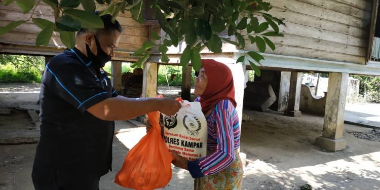 Jelang Hari Bhayangkara ke-74, Polres Kampar Bantu Masyarakat kurang mampu terdampak Covid-19