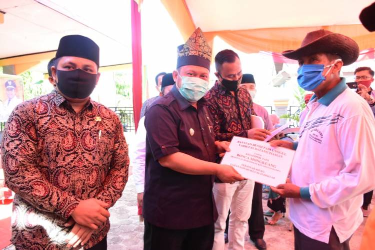 Bupati Kampar Penyerahan Secara Simbolis Bantuan Langsung Tunai (BLT) tahap III dan Benih Padi Unggul