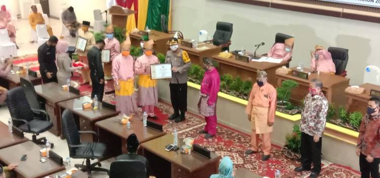 Terima Penghargaan dari Bupati Inhil,Kapolres Inhil : Saya Hanya mewakili Kawan-Kawan Saja