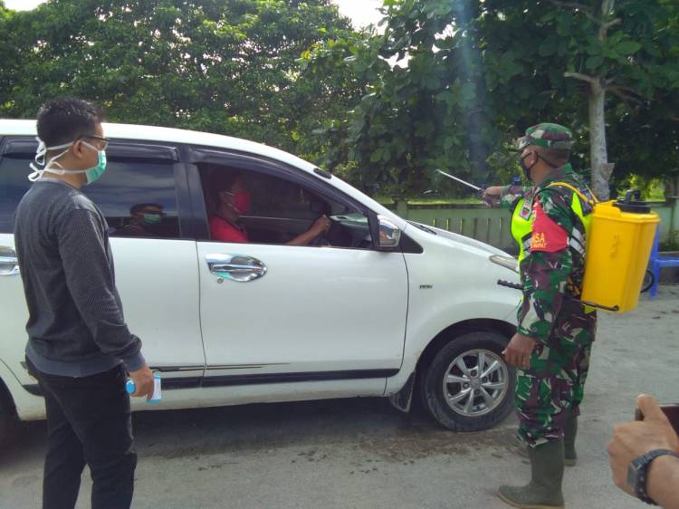 Babinsa  Koramil 05/Rupat Kodim 0303/Bengkalis Gelar Penyemprotan Disinfektan