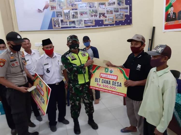 Babinsa Koramil 05/Rupat Pantau Penyaluran BLT DD tahap II Di Desa Suka damai.