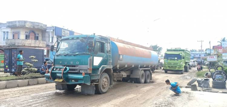 Jalan Dalam Kota Ujung Batu Rohul Rusak Parah,Masyarakat Pertanyakan Kapan Diperbaiki ?