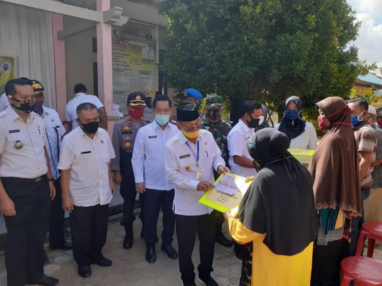 Bupati Pelalawan Serahkan Bantuan Langsung Tunai Kepada Warga Di Kecamatan Pangkalan Kuras