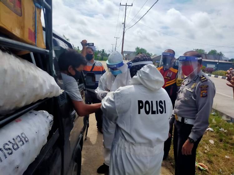 Hari Bhayangkara Ke 74 Polres Inhil Rapid Test Drive Thru Angkutan Darat Masuk Kota Tembilahan